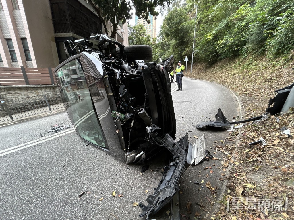 車頭嚴重損毀。林思明攝