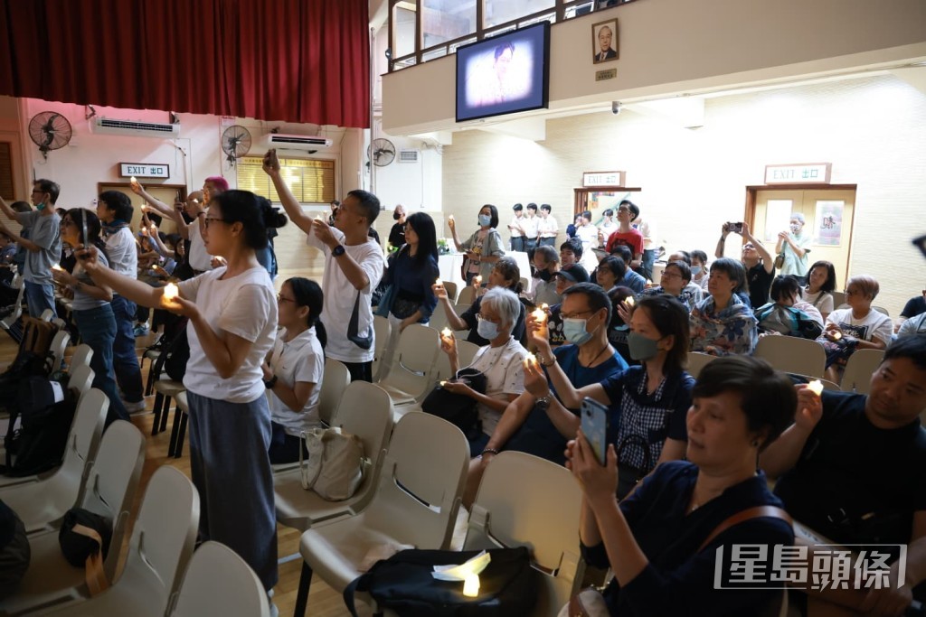 現場市民點着燭光。 現場市民點着燭光。