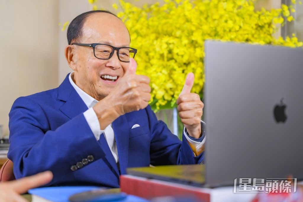 李嘉誠指,知道有技術可為癌症病人帶來無痛、高效、負擔得起的選擇,內心很興奮,「幾個晚上都睡不著」。 李嘉誠指,知道有技術可為癌症病人帶來無痛、高效、負擔得起的選擇,內心很興奮,「幾個晚上都睡不著」。