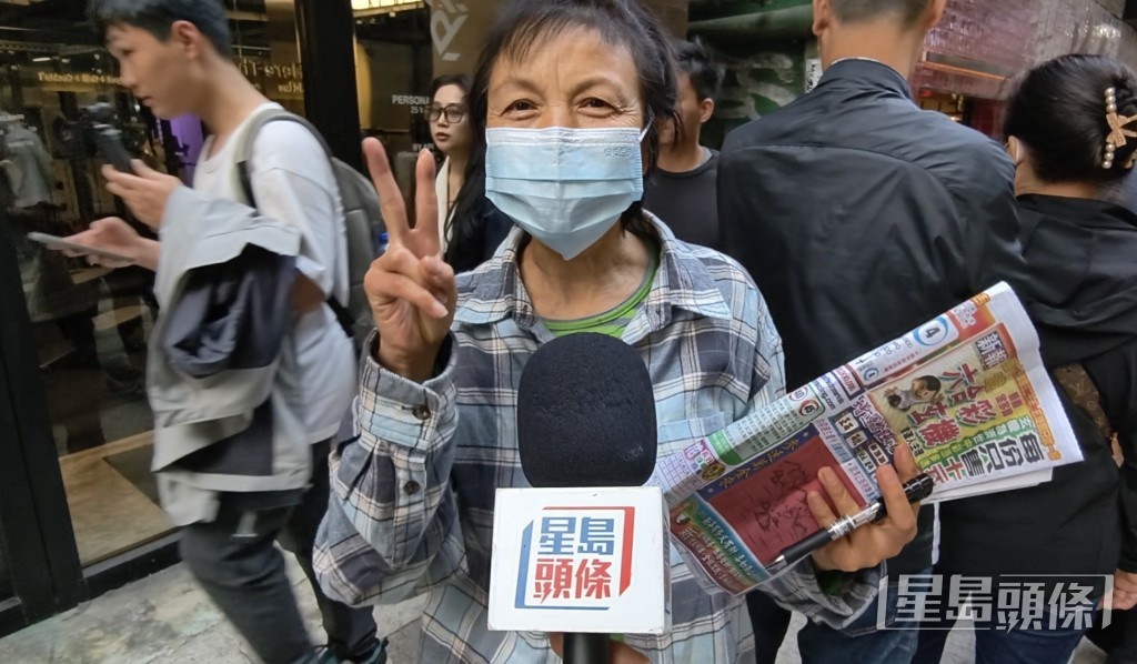 市民黃女士帶同馬報貼士和寫滿資料的筆記,希望一圓買樓夢。 市民黃女士帶同馬報貼士和寫滿資料的筆記,希望一圓買樓夢。