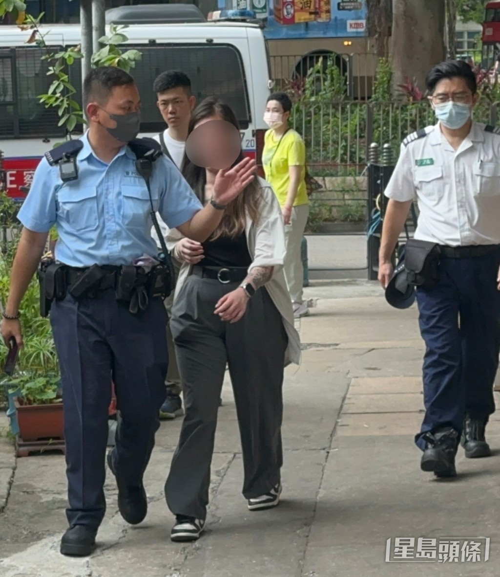 遇襲長髮女子手受傷送院敷治。梁國峰攝 遇襲長髮女子手受傷送院敷治。梁國峰攝