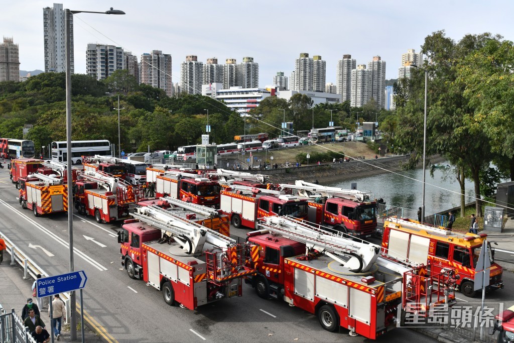 消防處助理處長（新界北）鄧榮華憶述宏福苑大火當日情況，指現場七座大樓均「相當大火」（well alight）。資料圖片
