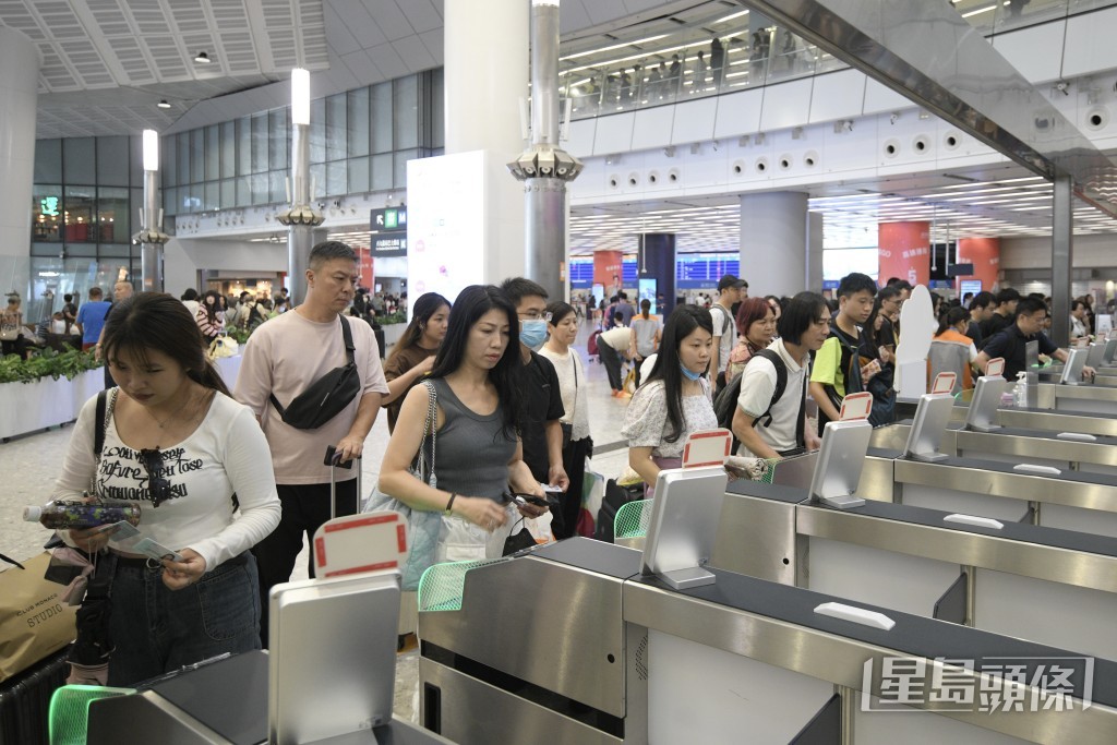 根據鐵路部門預計,此次中秋國慶節假日期間,日均、高峰日總體客流量都將超過「五一」和暑運水平。陳浩元攝 根據鐵路部門預計,此次中秋國慶節假日期間,日均、高峰日總體客流量都將超過「五一」和暑運水平。陳浩元攝