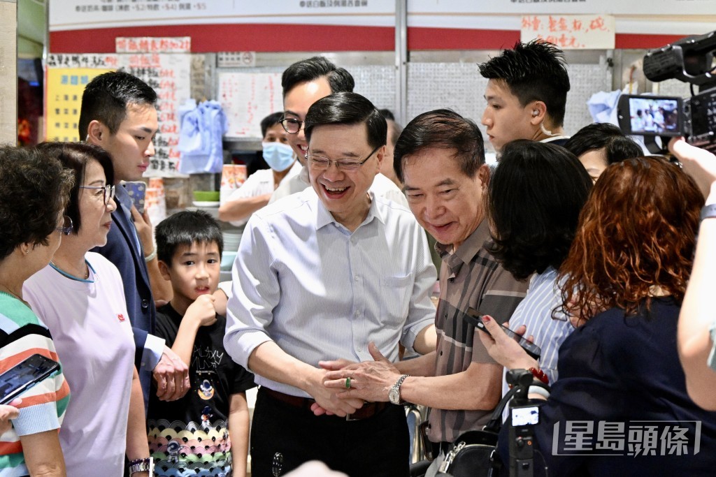 李家超到访沙角邨茶餐厅与市民交流。苏正谦摄