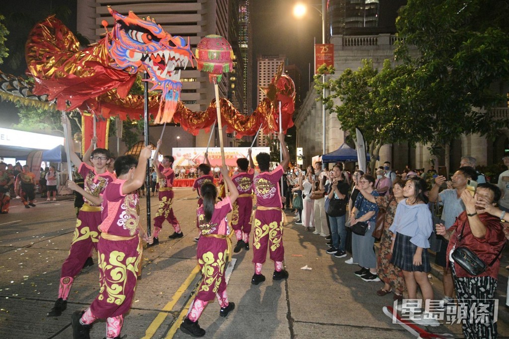 “国庆中华龙狮大汇演”于中环举行，吸引不少市民围观。陈浩元摄