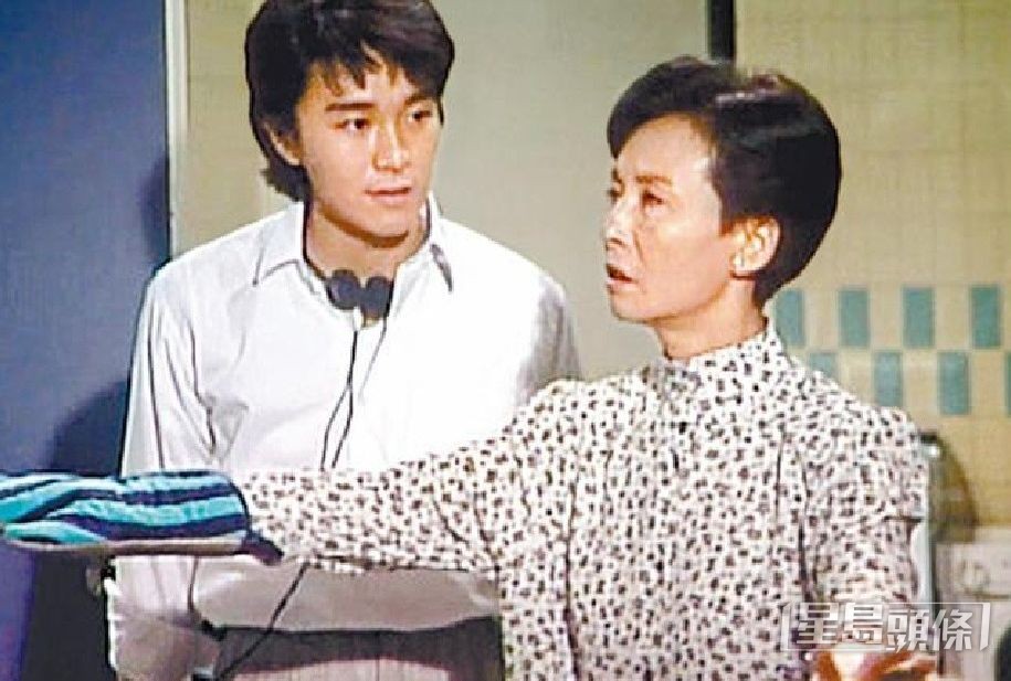 在《他來自江湖》中,梁愛演女管家經常同周星馳鬥氣,更扮盲摑咗星爺一巴。 在《他來自江湖》中,梁愛演女管家經常同周星馳鬥氣,更扮盲摑咗星爺一巴。