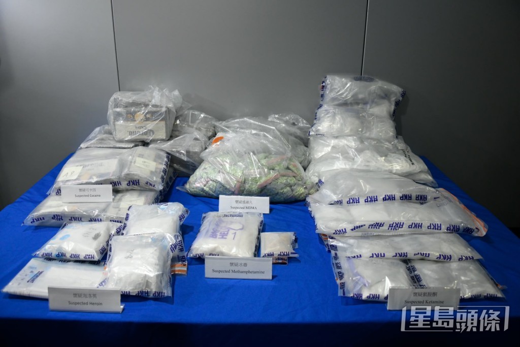 警方展示檢獲的毒品。楊偉亨攝 警方展示檢獲的毒品。楊偉亨攝