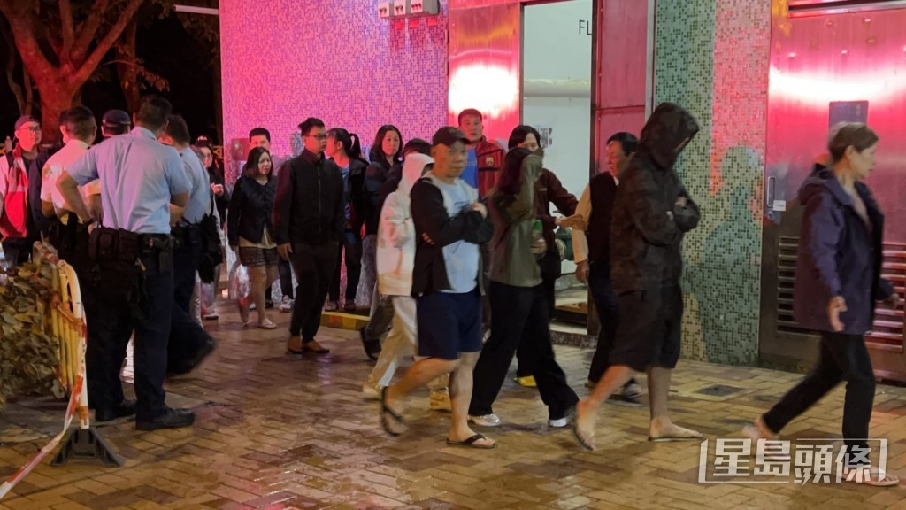 火勢熄滅後，居民排隊上樓。蔡楚輝攝