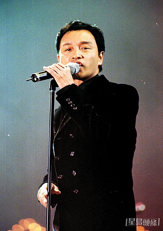 据张国荣生前于一次演唱会上表示董慕节曾为他批命，得出一句“待人以诚，人反相侮”。
