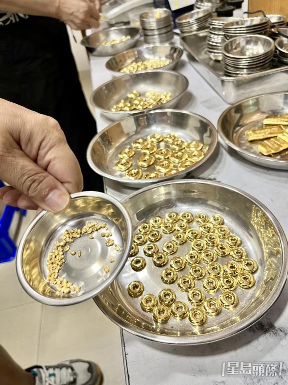 店舖出售金粒及金條近日每日沽清。 店舖出售金粒及金條近日每日沽清。