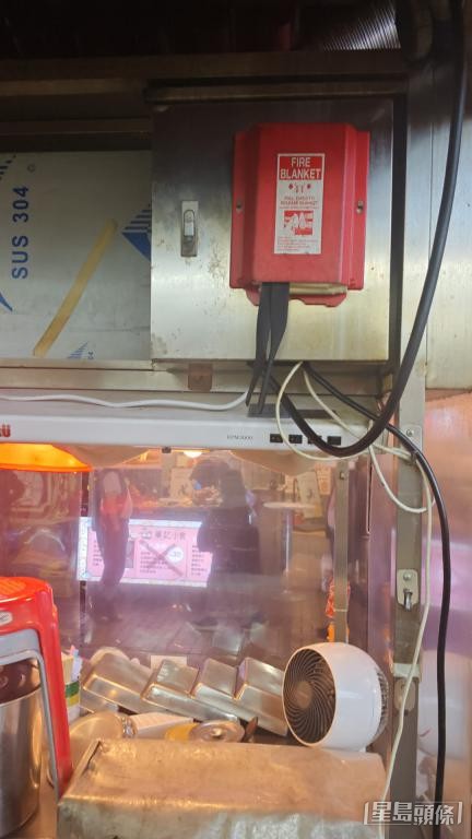 廟街販商商會主席陳錦榮指,「廟街夜市」的攤檔設滅火筒及防火氈。 受訪者提供 廟街販商商會主席陳錦榮指,「廟街夜市」的攤檔設滅火筒及防火氈。 受訪者提供