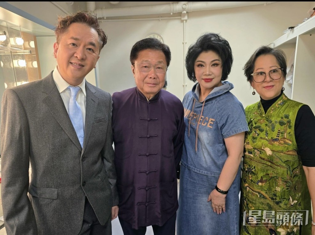 兆尊與翠玉在後台跟曾慧及陳飛龍(左二)暢談聚舊。 兆尊與翠玉在後台跟曾慧及陳飛龍(左二)暢談聚舊。