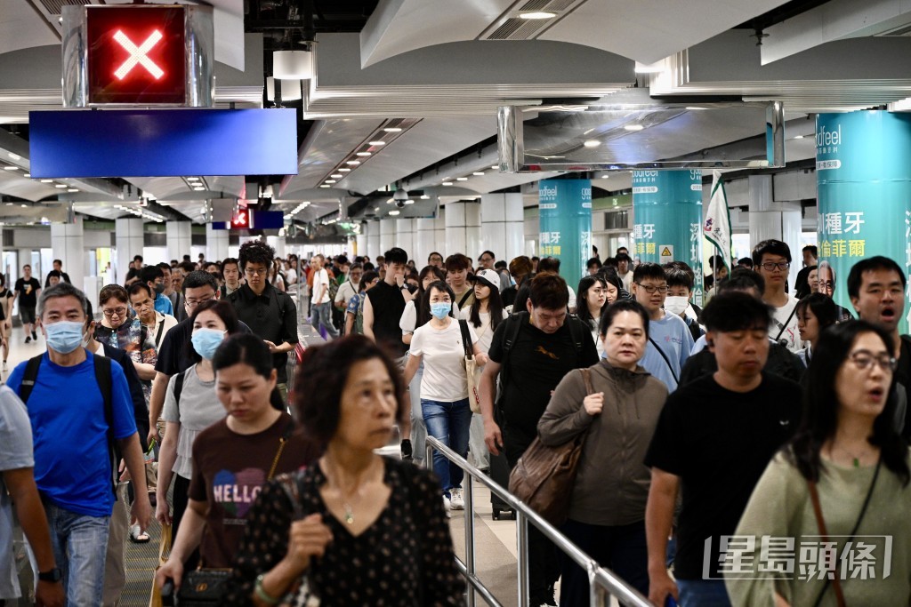 深圳地鐵人來人往,不少人準備過關香港。 深圳地鐵人來人往,不少人準備過關香港。