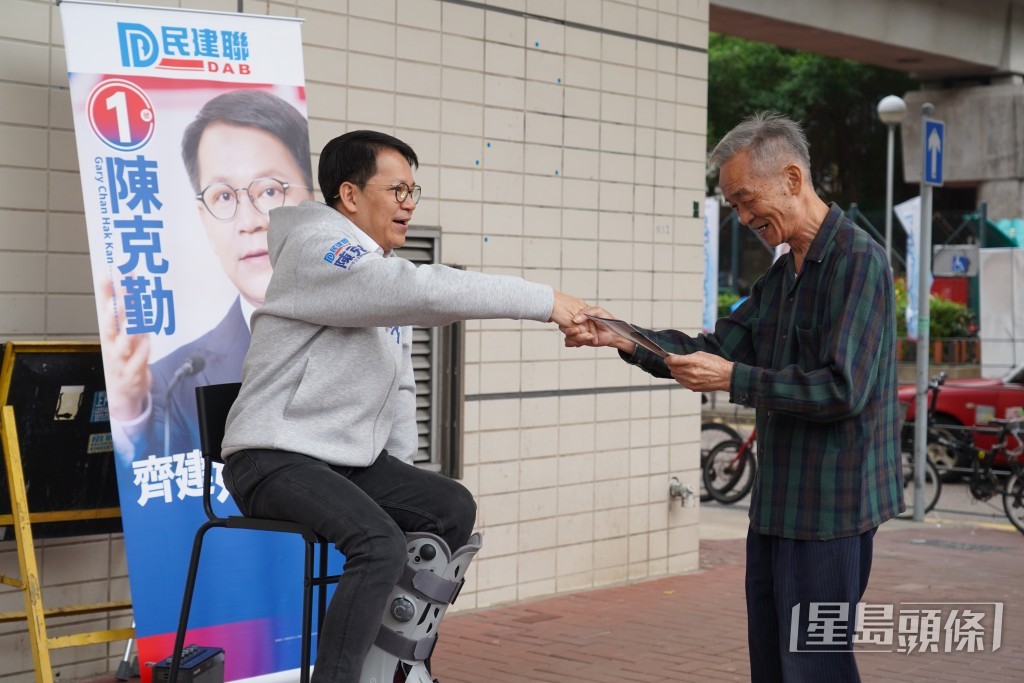 陳克勤於新界東北工作多年，與街坊已「熟口熟面」。葉偉豪攝