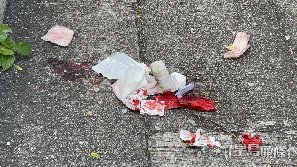 路面遺下血迹。 路面遺下血迹。