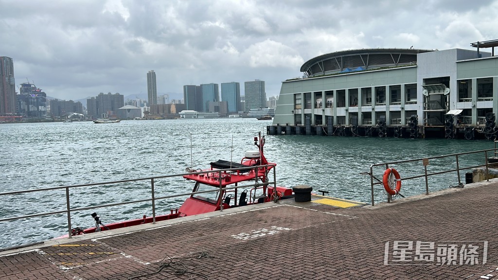 消防員將女事主救起送院。林思明攝
