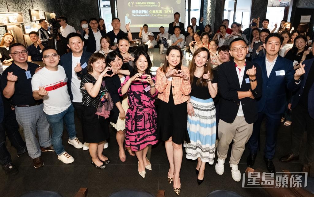馮嘉寶(前排右四)及團隊舉辦不同活動,協助中小企數碼轉型。 馮嘉寶(前排右四)及團隊舉辦不同活動,協助中小企數碼轉型。