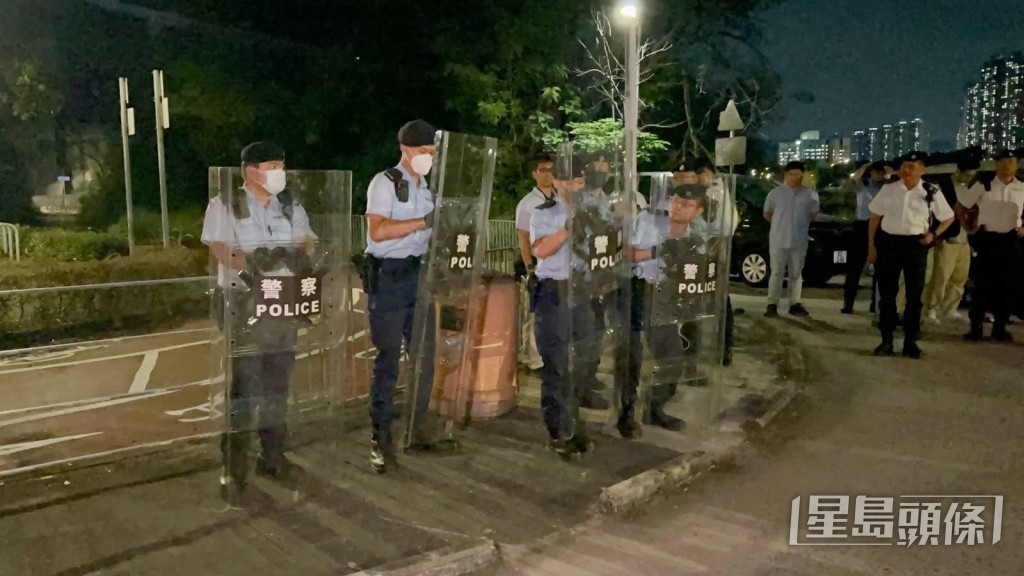 警方再夥漁護署到事發現場一帶捉狗。 警方再夥漁護署到事發現場一帶捉狗。