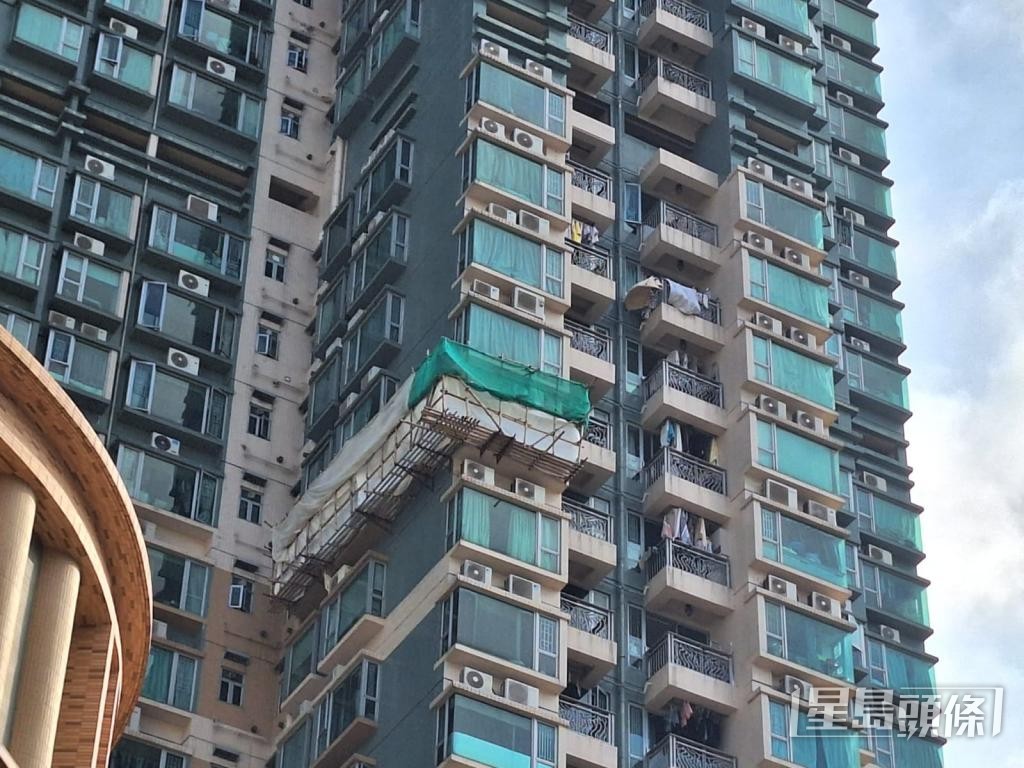 內地多數使用金屬鐵網和孔洞鐵板取代帆布，惟在香港較難實現。