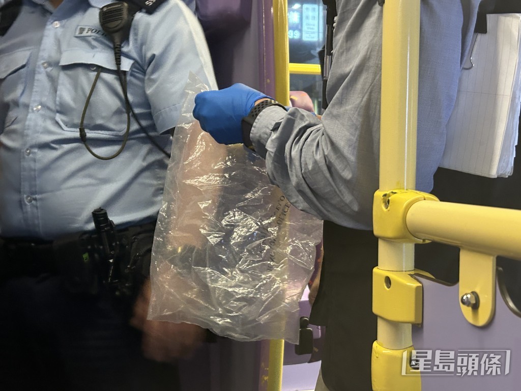 警員於巴士蒐證。