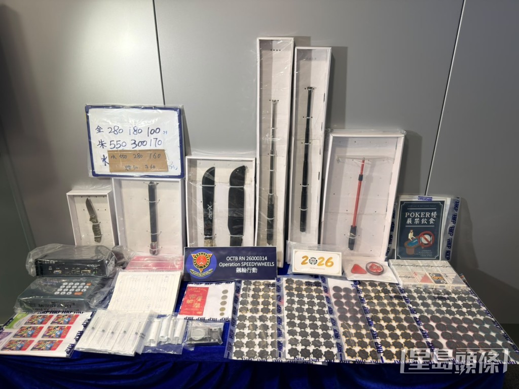 警方展示檢獲的武器及證物。梁國峰攝