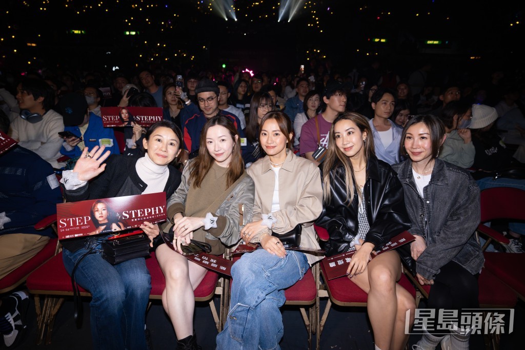 鄧麗欣去年舉行《STEP by STEPHY鄧麗欣紅館演唱會2025》,Cookies拉隊到場。 鄧麗欣去年舉行《STEP by STEPHY鄧麗欣紅館演唱會2025》,Cookies拉隊到場。