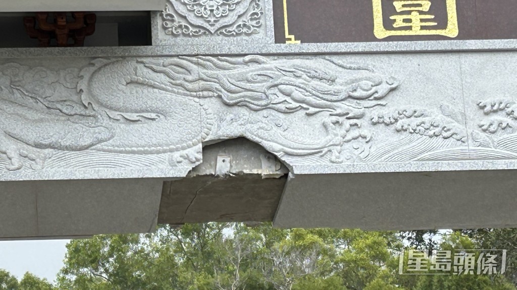 约1米乘半米的石屎剥落。 约1米乘半米的石屎剥落。