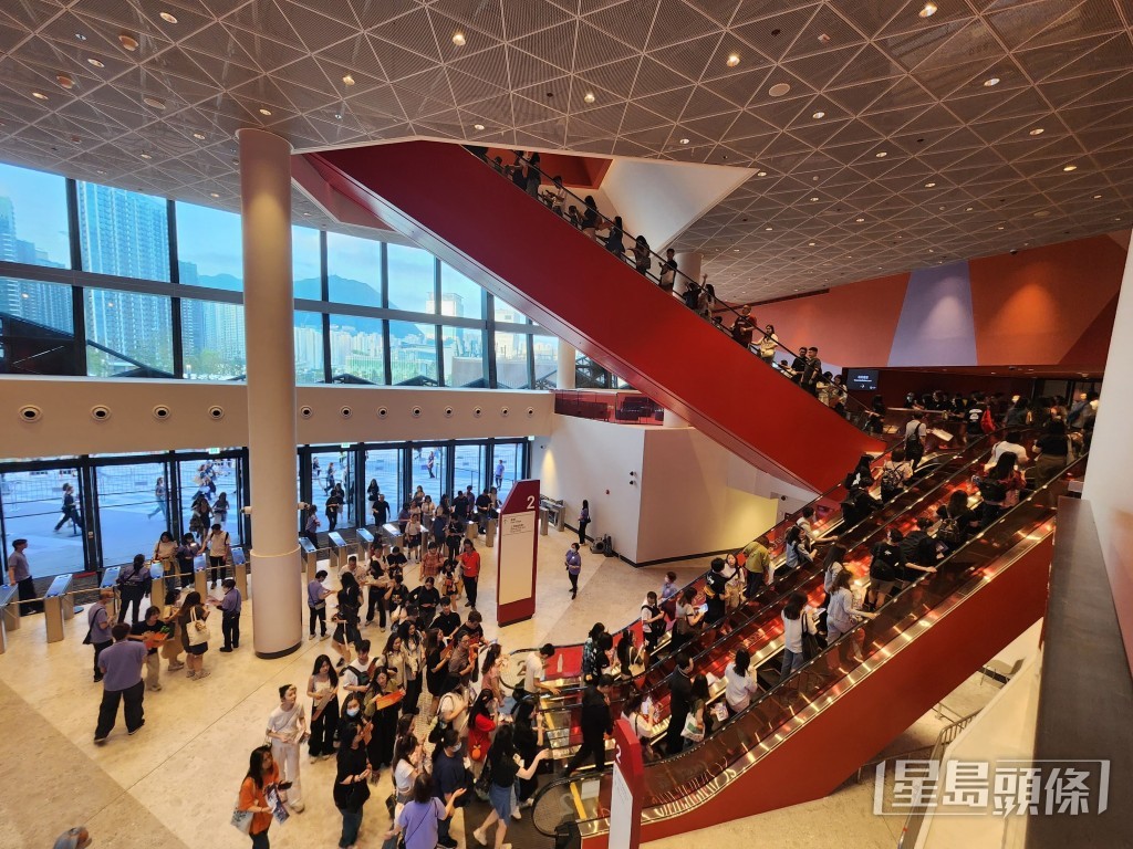 五月天演唱會尾場人流不絕。 五月天演唱會尾場人流不絕。