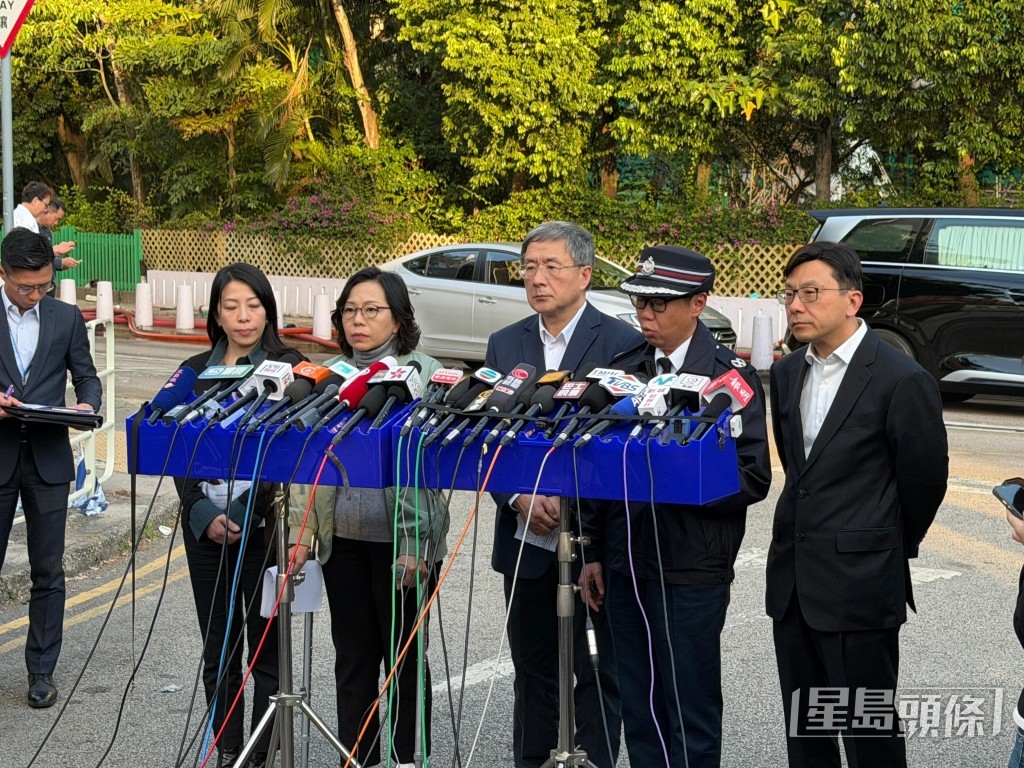 政務司副司長卓永興、民政及青年事務局局長麥美娟、勞工及福利局局長孫玉菡、警務處新界北總區指揮官助理處長林敏嫻、警務處傷亡查詢中心主管總警司曾淑賢於下午4時45分見傳媒。