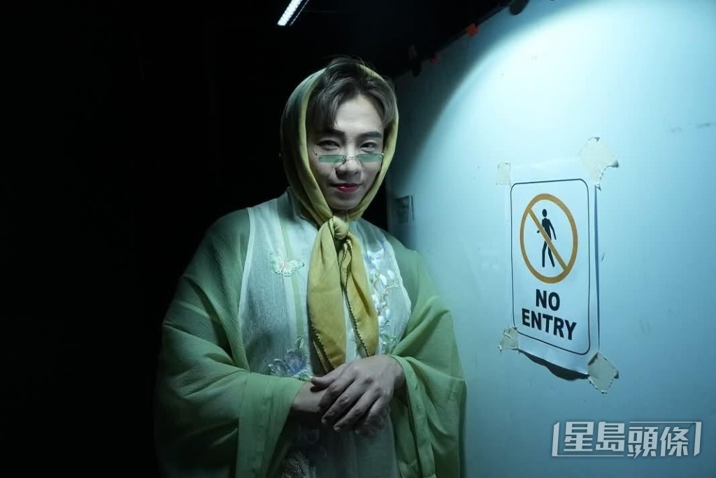 梁浩賢演舞台劇《換吧！我的兄弟姐妹》分飾多角。