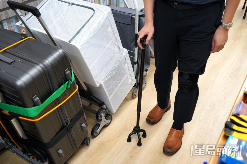 物资包括护膝、拐杖、收纳用品和手拉车等。