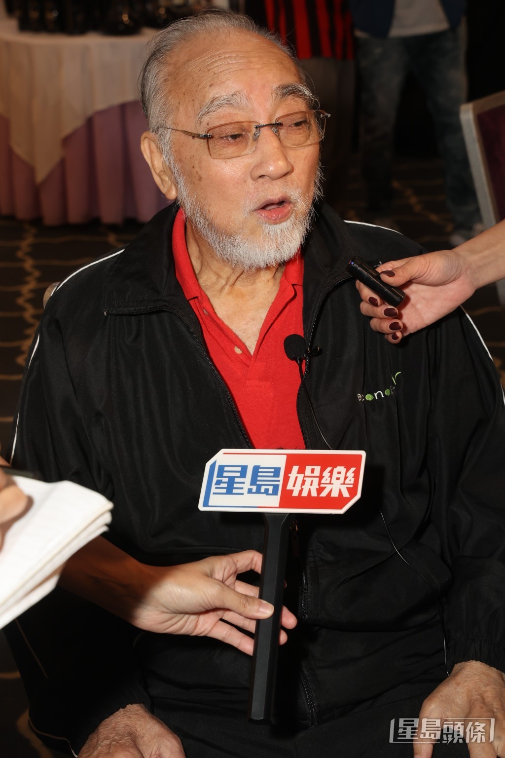 盧海鵬近年不時與周潤發行山,他笑說對方近來已經沒有接他,因為自己跑得慢。 盧海鵬近年不時與周潤發行山,他笑說對方近來已經沒有接他,因為自己跑得慢。