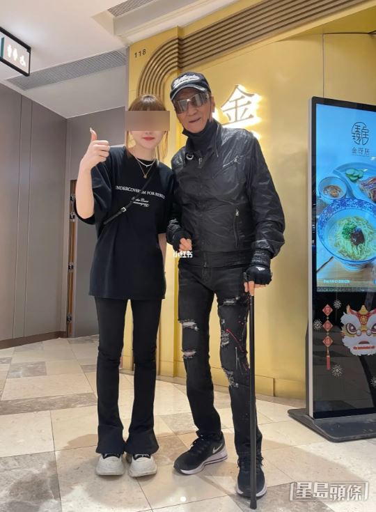 早前有網民遊山頂時成功捕獲到謝賢，他雖然手持拐杖，但仍然不失型格。
