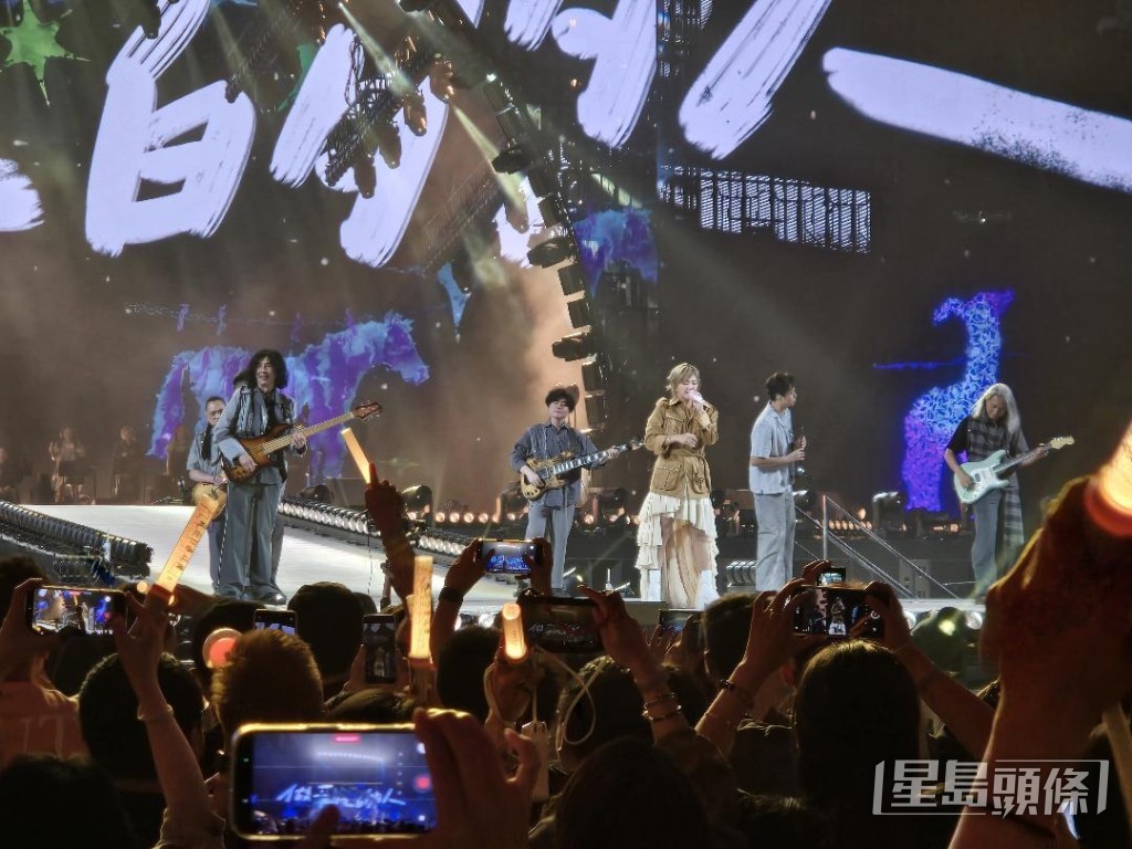 燕姿越唱越high。