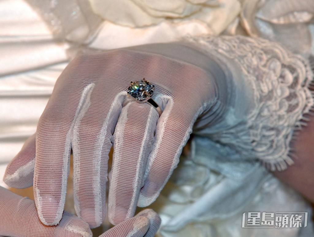 Alex送贈6卡鑽戒。