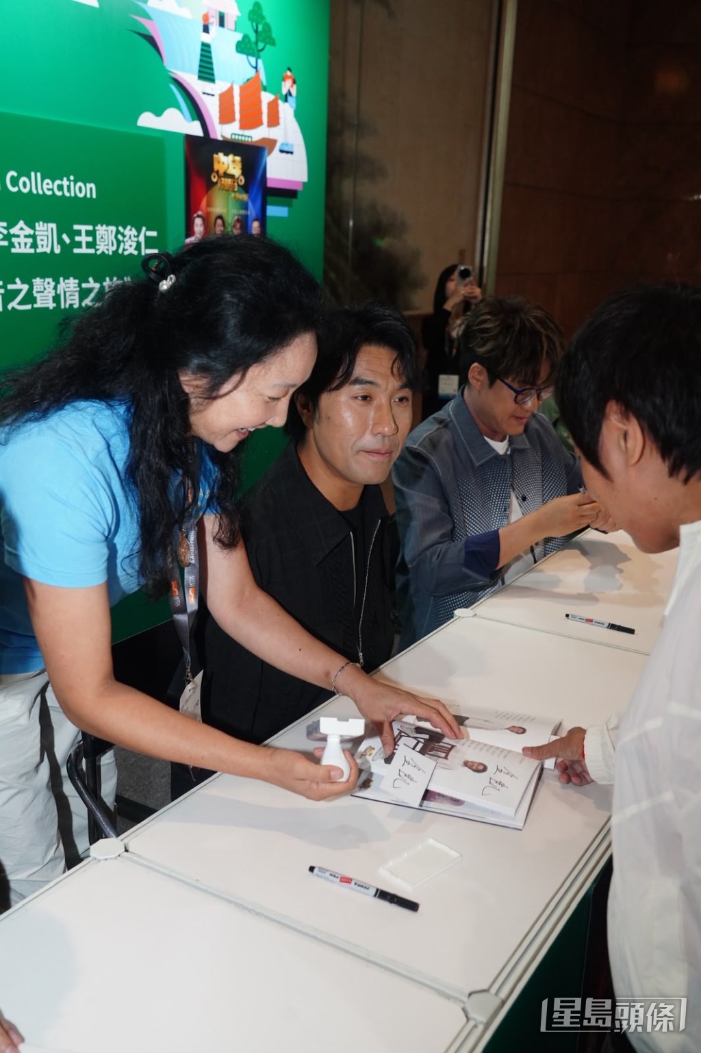 李金凱由胞姊代筆在書中蓋上簽名印章。 李金凱由胞姊代筆在書中蓋上簽名印章。