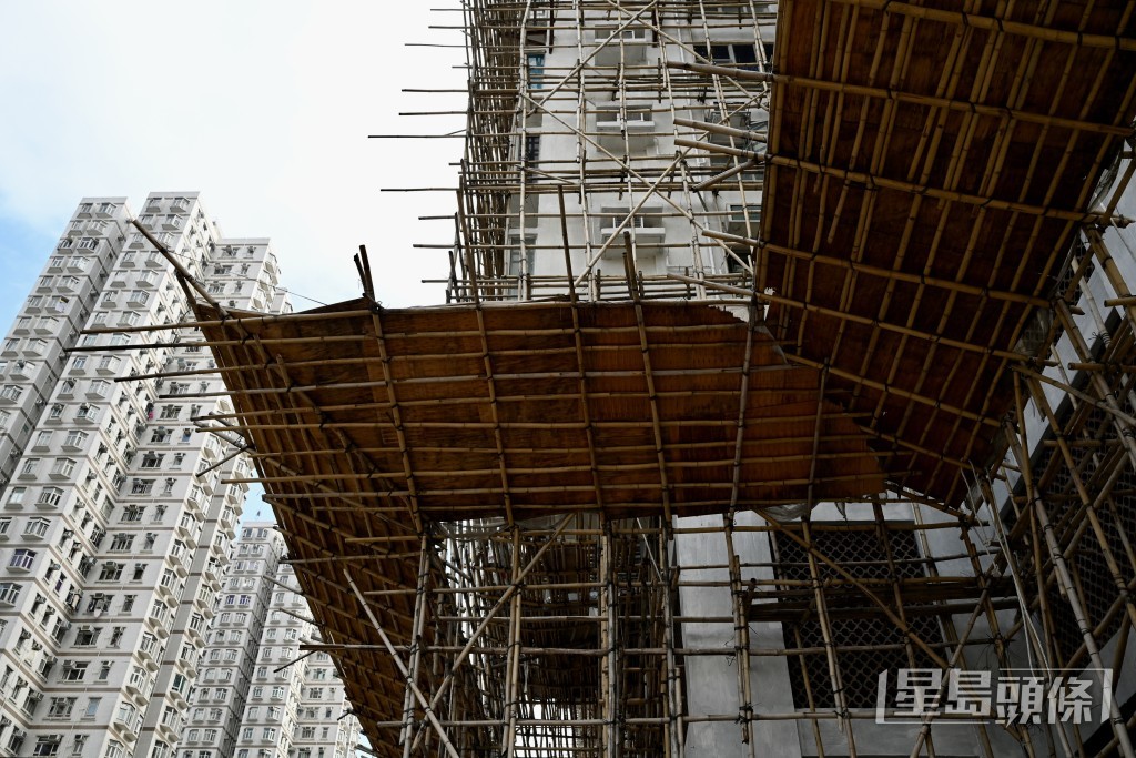 屯門怡樂花園早前已按政府要求拆卸外牆棚網。