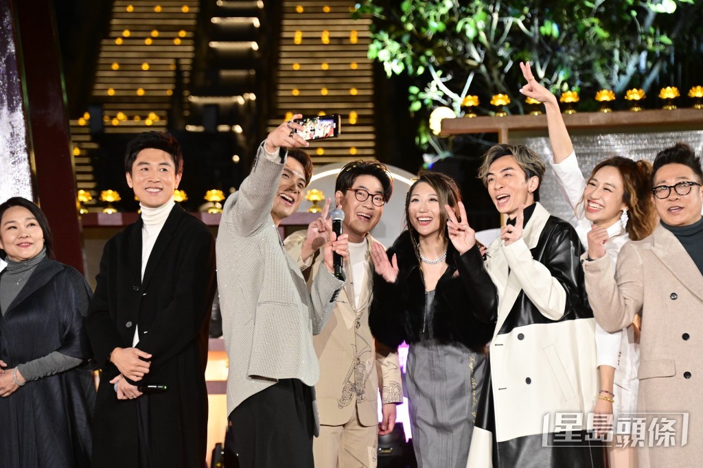 譚俊彥（左二）除夕到寶蓮禪寺為《福佑香江同心邁向2024》節目演唱。