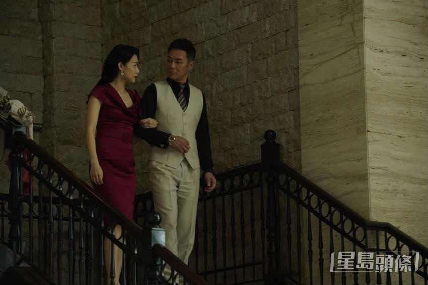 两公婆有温馨谈情戏。