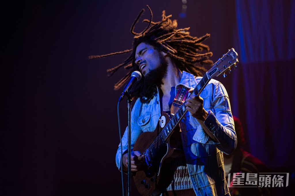 Kingsley花8個月時間學習Bob Marley的口音,更苦練結他。 Kingsley花8個月時間學習Bob Marley的口音,更苦練結他。