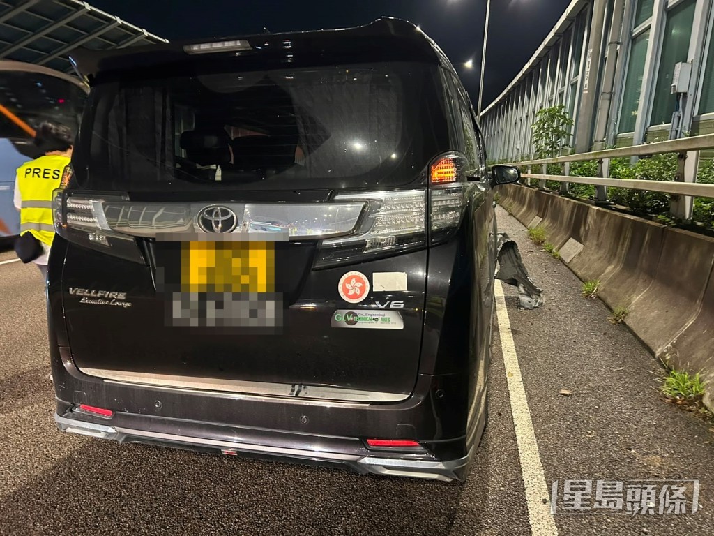 涉事七人車掛有兩地車牌，車身貼有區徽以及一間工程公司電話號碼。