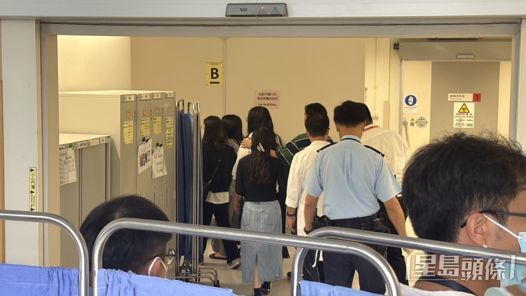 死者家屬認屍傷心哀慟。梁國峰攝 死者家屬認屍傷心哀慟。梁國峰攝