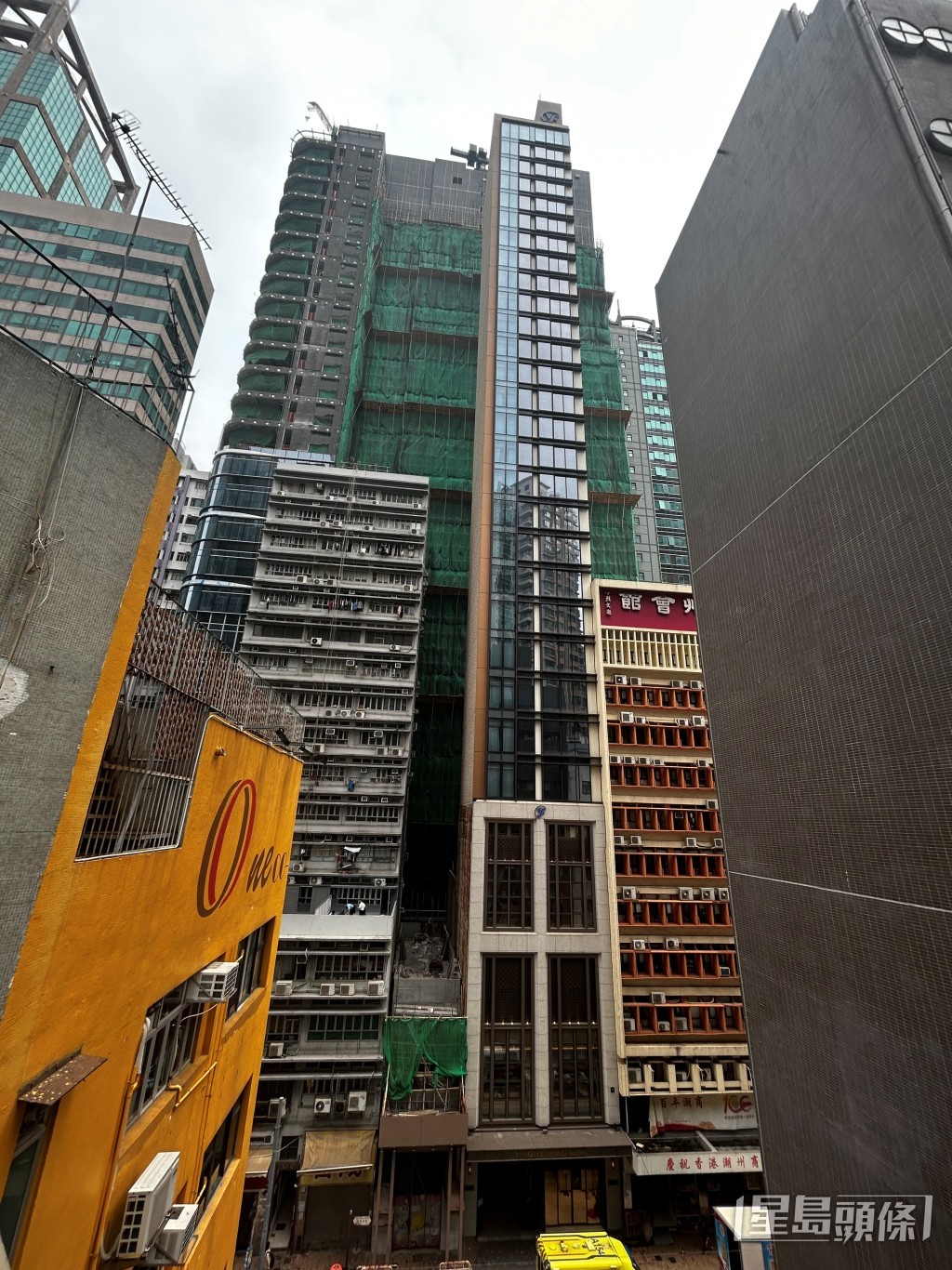 男子由联威商业大厦高处堕平台当场亡。杨伟亨摄 男子由联威商业大厦高处堕平台当场亡。杨伟亨摄