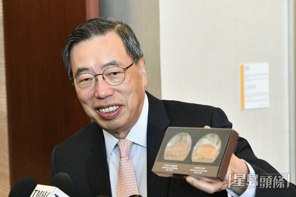 在場官員及議員,在入場時獲贈印有新舊立法會大樓圖案的磁石一對。盧江球攝 在場官員及議員,在入場時獲贈印有新舊立法會大樓圖案的磁石一對。盧江球攝