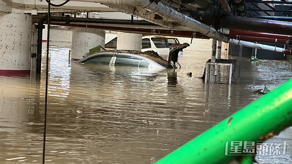 水浸至僅露出車頂。資料圖片