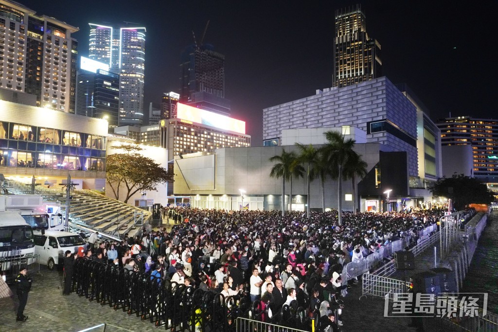 市民在尖沙咀海傍等候賀歲煙花。劉駿軒攝 市民在尖沙咀海傍等候賀歲煙花。劉駿軒攝