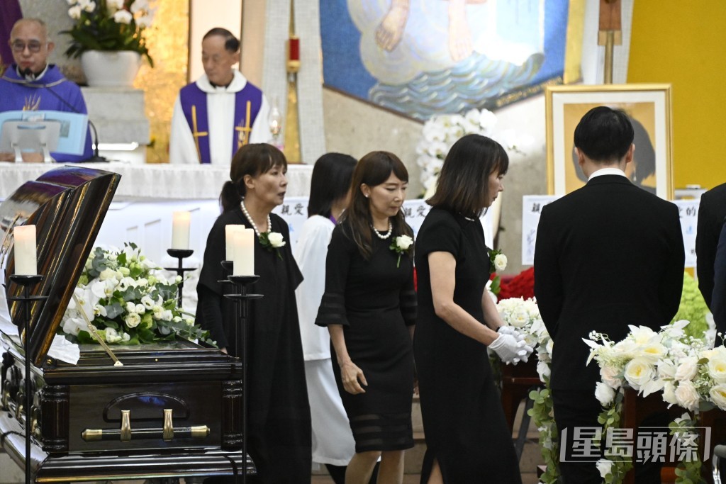 陳美齡瞻仰遺容時神情哀傷。 陳美齡瞻仰遺容時神情哀傷。