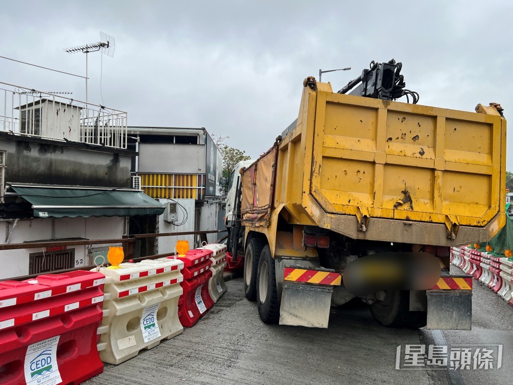 貨車衝上行人路撞欄及水馬。許文光攝