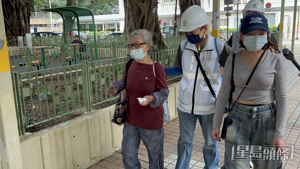 唐小姐偕父母同上樓。她父母在火警發生時在家，幸好獲救。