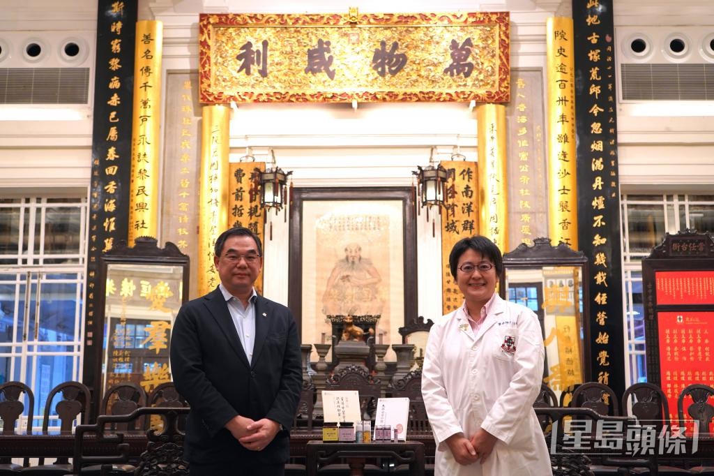 東華三院行政總監蘇祐安（左）分享東華醫院歷史。